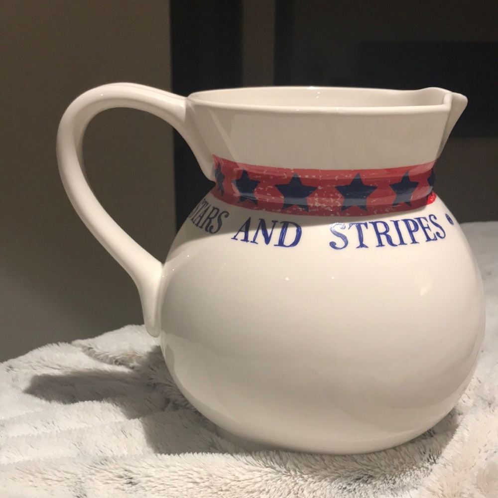 Lovely Patriotic 🤍❤️💙 ceramic pitcher 💖